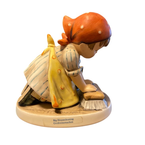 Goebel HUMMEL FIGURINE • “BIG HOUSECLEANING” #363 • 1960GIRL SCRUBBING FLOOR - Picture 4 of 6